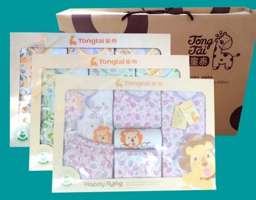 Coffret cadeau pour bébé - Vêtements + Accessoires Ref 1975521