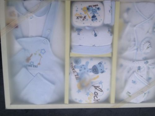 Coffret cadeau pour bébé - vêtements Ref 1975934
