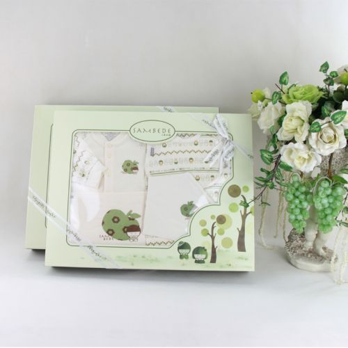 Coffret cadeau pour bébé - Vêtements + Accessoires moyen Ref 1976736