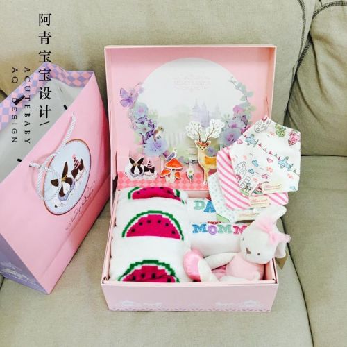 Coffret cadeau pour bébé - Vêtements + Fournitures Ref 1976833