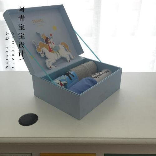 Coffret cadeau pour bébé - vêtements Ref 1976843
