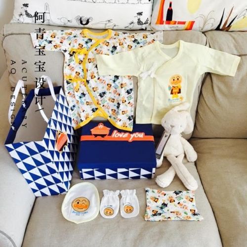 Coffret cadeau pour bébé - Vêtements + Fournitures Ref 1976858