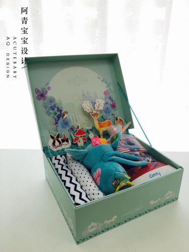 Coffret cadeau pour bébé - Vêtements + Fournitures Ref 1976891