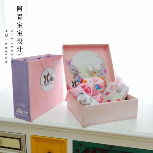 Coffret cadeau pour bébé - Vêtements + Fournitures Ref 1976897