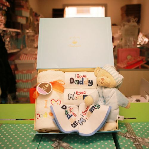 Coffret cadeau pour bébé - Vêtements + Fournitures Ref 1976961