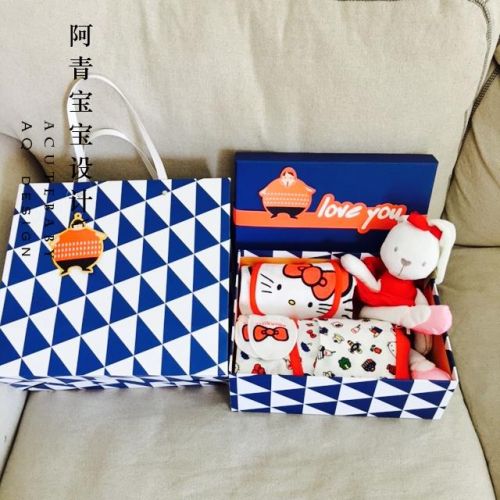 Coffret cadeau pour bébé - Vêtements + Fournitures Ref 1976962