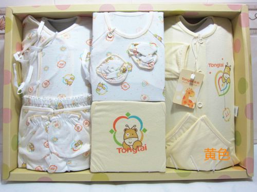 Coffret cadeau pour bébé - Vêtements + Fournitures Ref 1977322