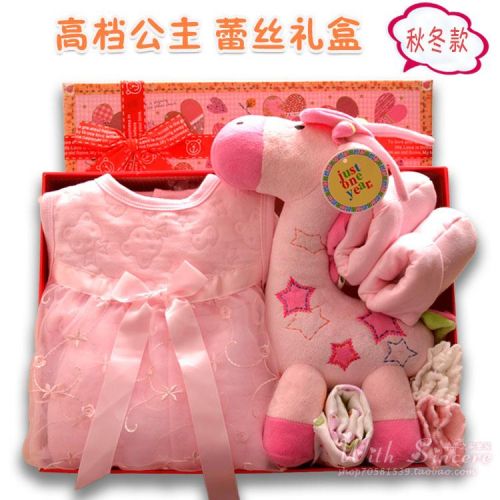 Coffret cadeau pour bébé - Vêtements + Chaussures accessoires Ref 1978236