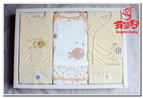 Coffret cadeau pour bébé - vêtements CRADLE BABY Ref 1978462