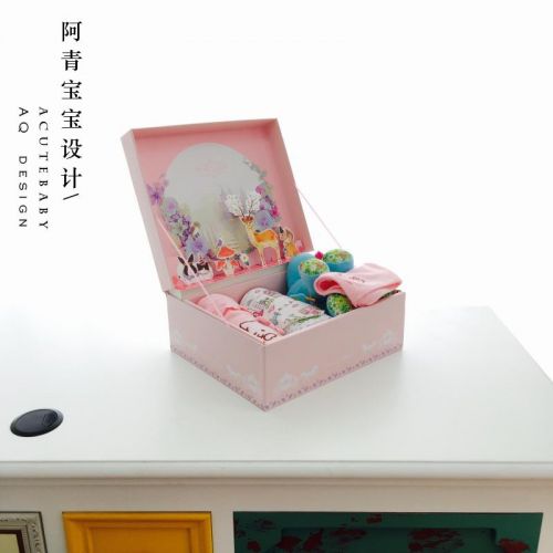 Coffret cadeau pour nouveau-né - Vêtements + Fournitures Ref 1951591