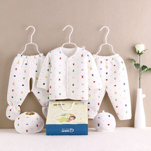 Coffret cadeau pour nouveau-né - Vêtements + Accessoires Ref 1951901