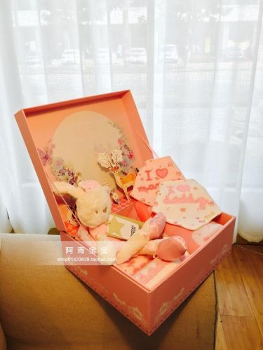 Coffret cadeau pour nouveau-né - Vêtements + Fournitures Ref 1953565