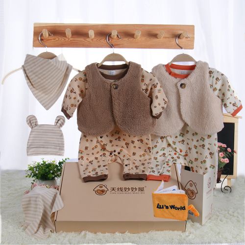 Coffret cadeau pour nouveau-né - Vêtements + Fournitures W8001 Ref 1954827