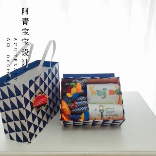 Coffret cadeau pour nouveau-né - Vêtements + Accessoires Ref 1956551