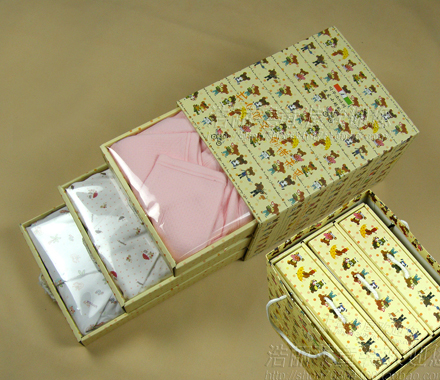 Coffret cadeau pour nouveau-né - Vêtements + Accessoires Les petites fourmis Ref 1957507