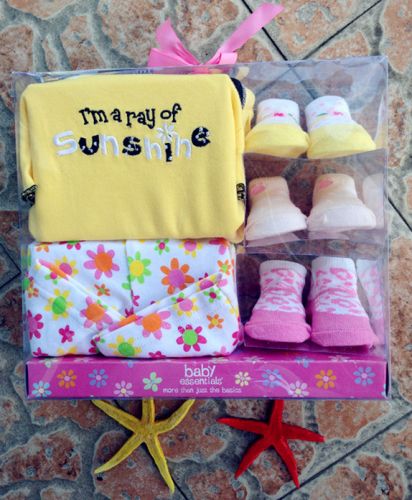 Coffret cadeau pour nouveau-né - Vêtements + Fournitures BABY ESSENTIALS en coton Ref 1957737