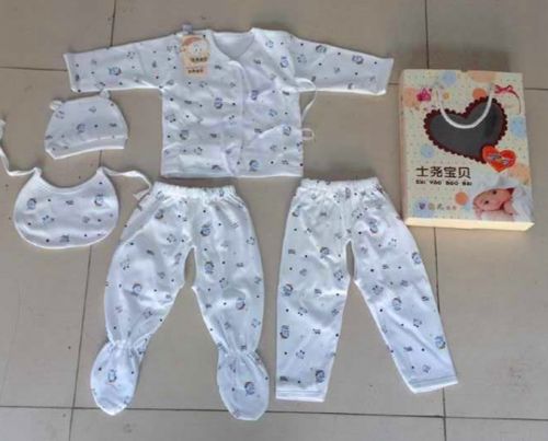 Coffret cadeau pour nouveau-né - vêtements Ref 1960027