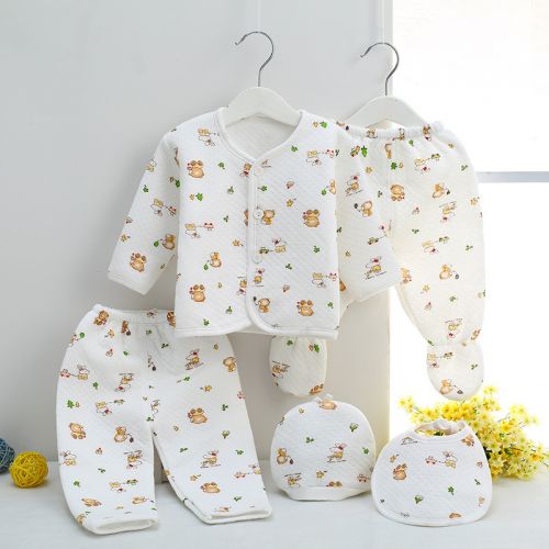 Coffret cadeau pour nouveau-né - Vêtements + Accessoires Ref 1963942