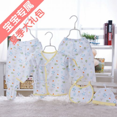 Coffret cadeau pour nouveau-né - Vêtements + Accessoires Ref 1964052