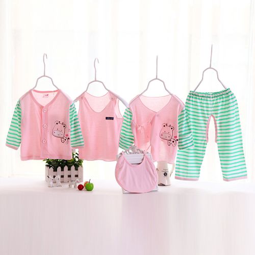 Coffret cadeau pour nouveau-né - Vêtements + Accessoires Ref 1965527