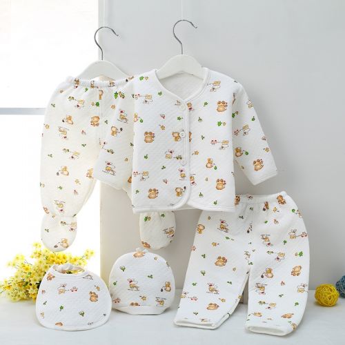 Coffret cadeau pour nouveau-né - Vêtements + Accessoires Ref 1965960