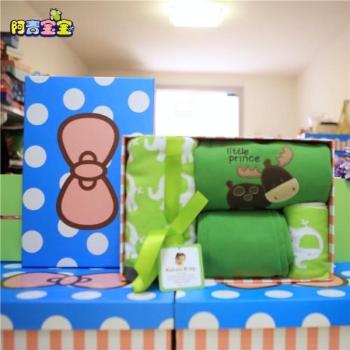 Coffret cadeau pour nouveau-né - Vêtements + Fournitures Ref 1976923
