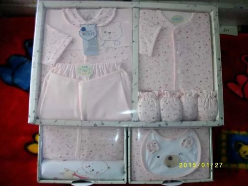 Coffret cadeau pour nouveau-né - Vêtements + Accessoires Ref 1977741